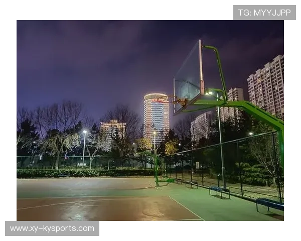 城市篮球夜场赛不断创新，吸引年轻群体热情参与，篮球场夜景图片真实